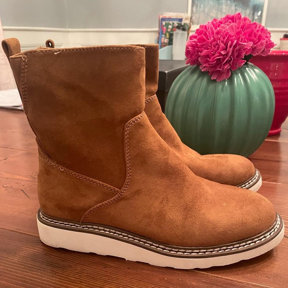 Brown universal threads boots